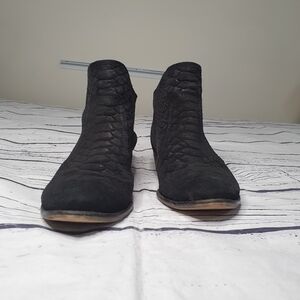 Seychelles Snake Skin Embossed Black Leather Ankle Booties Size 7